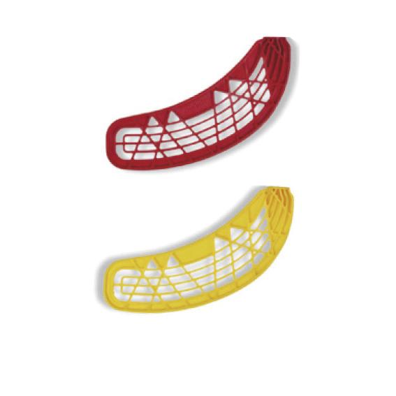 Zwei gebogene Floorball-Schaufeln in Rot und Gelb auf weißem Hintergrund.