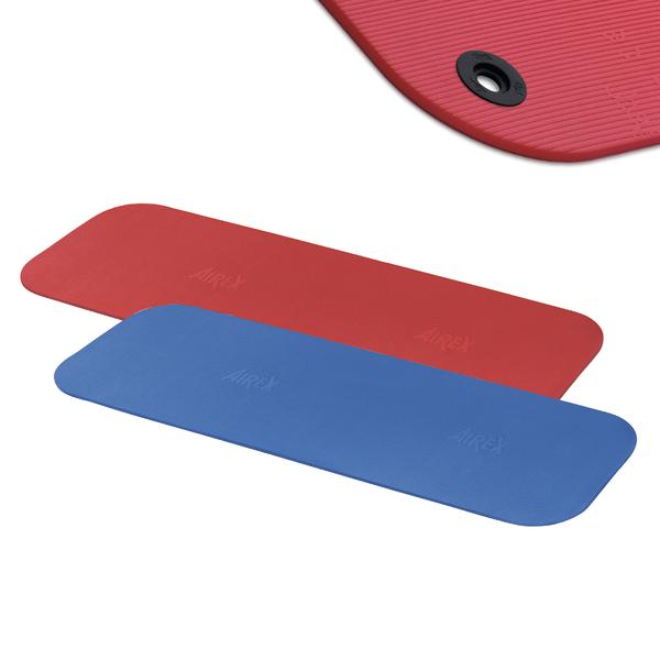 Rote und blaue AIREX Gymnastikmatten mit Aufhängeösen.