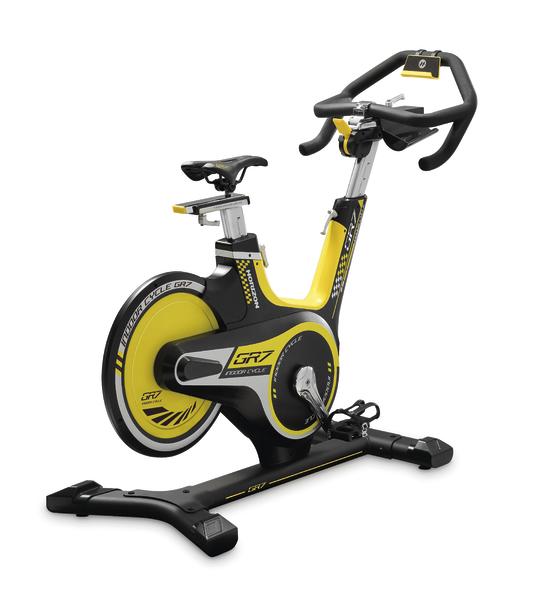 Stationäres Indoor-Cycling-Bike in Gelb und Schwarz für intensives Heimtraining.