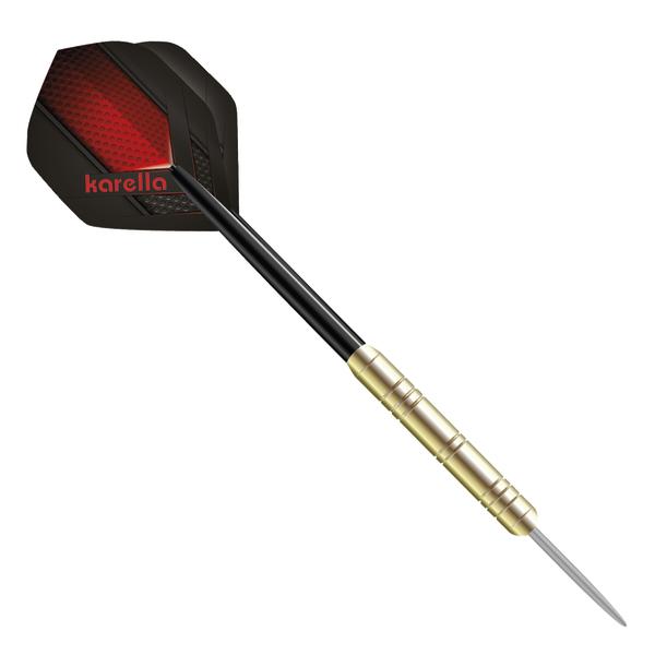 Detailansicht eines Karella Steeldarts mit goldfarbenem Barrel, schwarzem Schaft und roten Flights auf hellem Hintergrund.