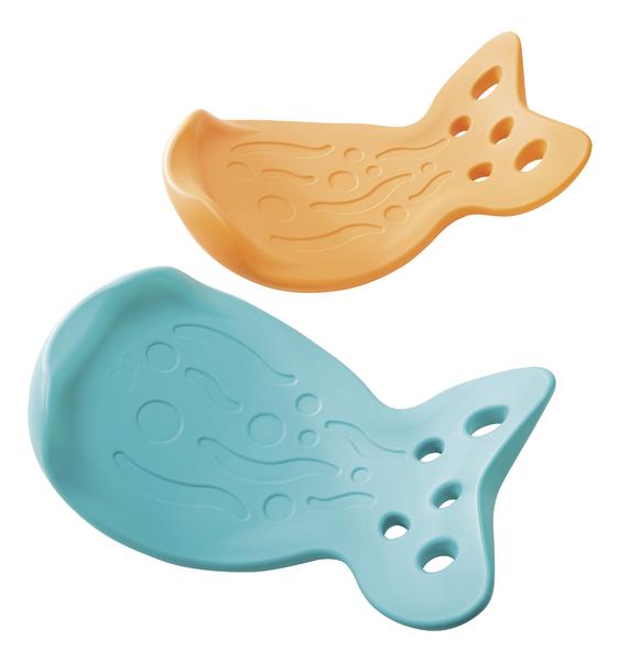 Zwei bunte Fischförmige Badewannenmatten in Orange und Blau mit rutschfesten Noppen.