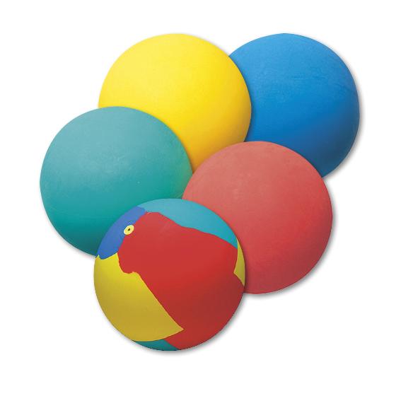 Bunte Gummibälle in Gelb, Blau, Rot, Türkis und mit Papageien-Motiv auf weißem Hintergrund.