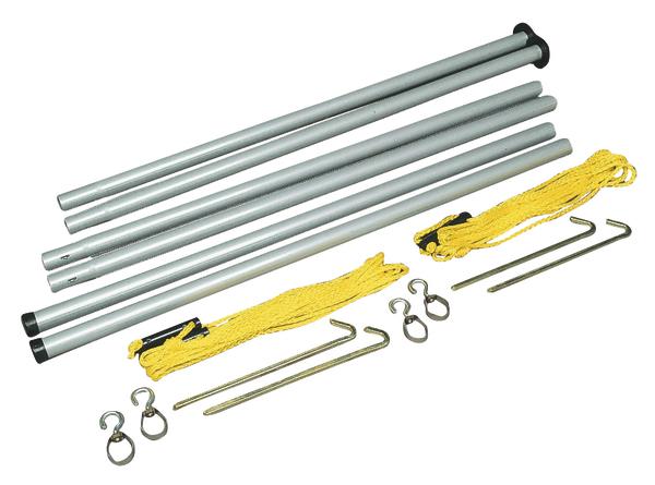 Bausatz mit Metallstangen, Heringen, Seilen und Haken für Zelt oder Sonnenschutz.