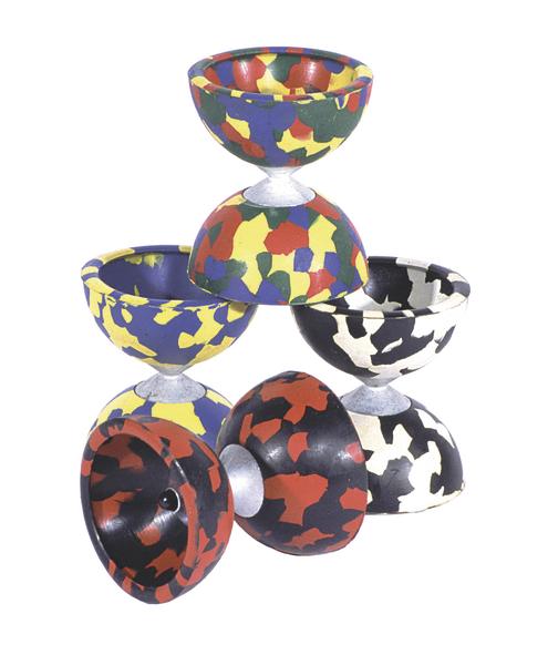 Mehrfarbige Diabolos mit buntem Camouflage-Muster, gestapelt auf weißem Hintergrund.