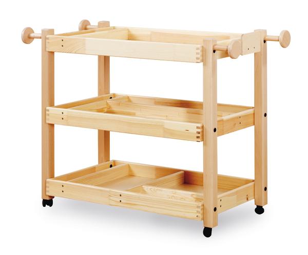 Holzrollwagen mit drei Ablageflächen und Rollen, ideal für Küche oder Büro.
