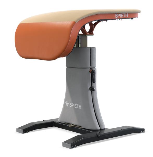 Turngerät Sprungtisch mit gepolsterter Oberfläche und verstellbarem Standfuß, Marke Spieth.