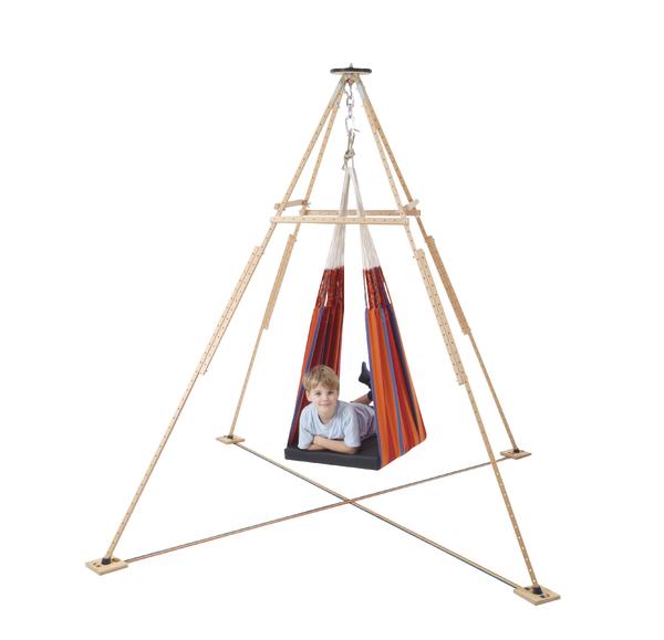 Kind liegt in rot-orange Hängematte, aufgehängt an verstellbarem Holzgestell mit Metallketten.