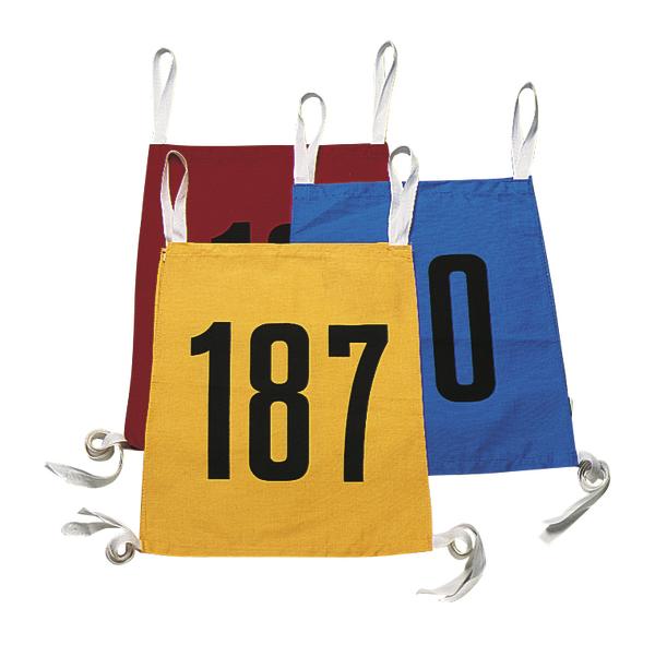 Drei bunte Startnummern aus Stoff in Gelb, Blau und Rot mit schwarzen Zahlen und weißen Bändern.