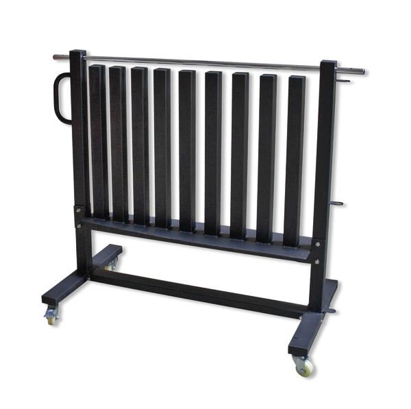 Mobiler Hantelständer aus Metall mit mehreren Hantelablagen und Rollen für Fitnessgeräte.