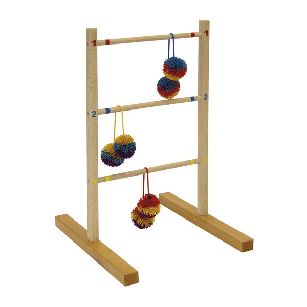 Leitergolf Spiel mit bunten Bällen und Holzgestell für Outdoor-Spiele.