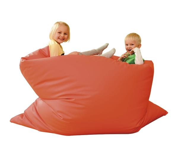 Zwei lachende Kinder sitzen entspannt in einem großen roten Sitzsack auf weißem Hintergrund.
