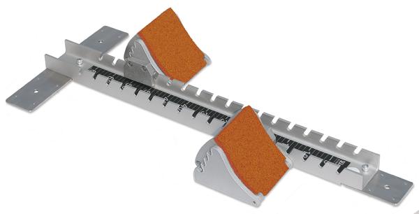 Metallischer Fußspannungsmesser mit orangefarbenen Polstern und Skala zur Größenbestimmung.