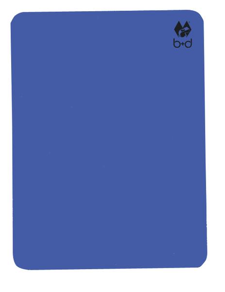 Blaue Schidsrichterkarte mit abgerundeten Ecken und kleinem Logo in der oberen rechten Ecke.