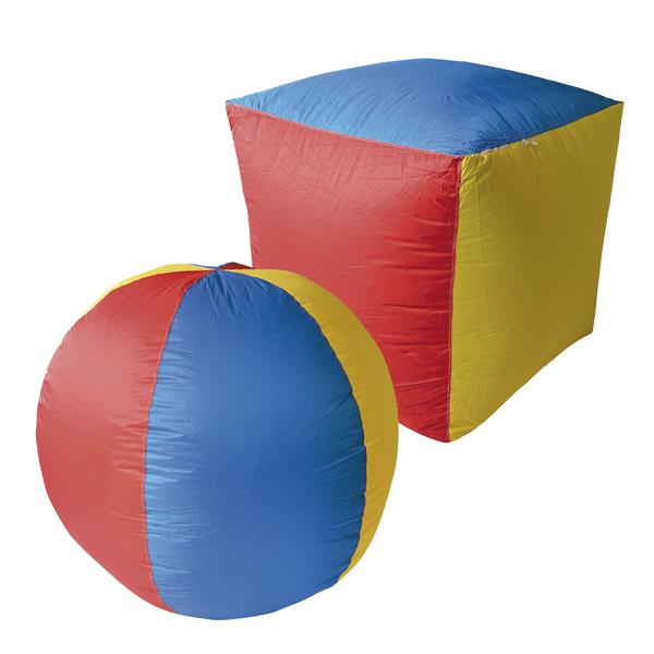Bunter aufblasbarer Ball und Würfel in Rot, Blau und Gelb auf weißem Hintergrund.