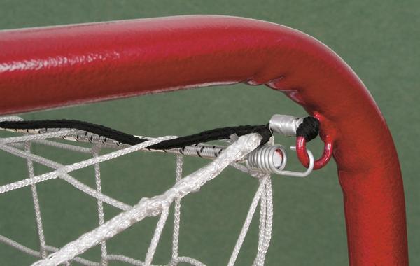 Nahaufnahme eines roten Basketballkorbs mit weißem Netz vor grünem Hintergrund.