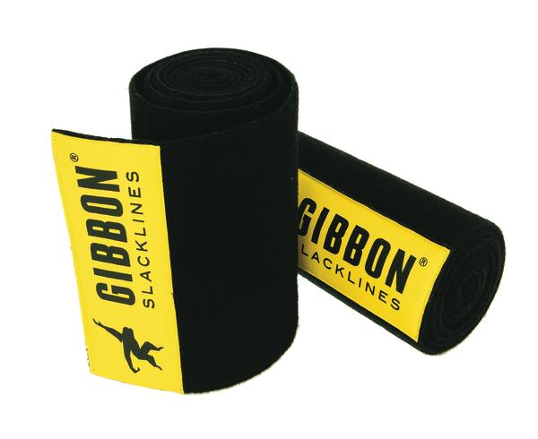 Zwei schwarze Gibbon Slackline Schutzpolster mit gelbem Logo, auf weißem Hintergrund.