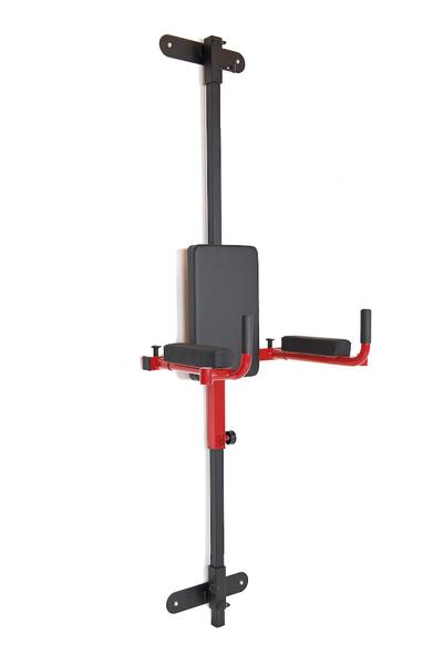 Wandmontierte Klimmzug- und Dip-Station mit gepolstertem Rücken- und Armstützpolster in Schwarz und Rot.