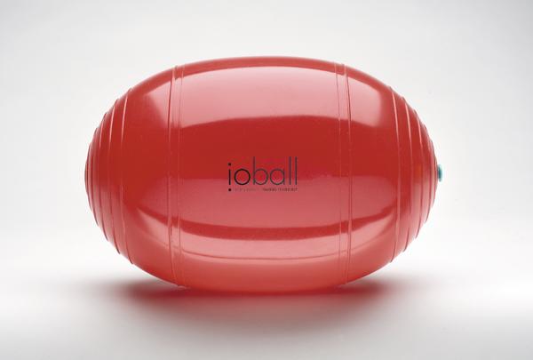 Roter ioball Massageball zur Muskelentspannung auf weißem Hintergrund.