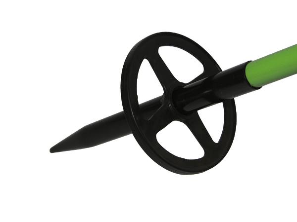 Speer-Fangteller aus Kunststoff in Schwarz und grünem Schaft, isoliert auf Weiß.