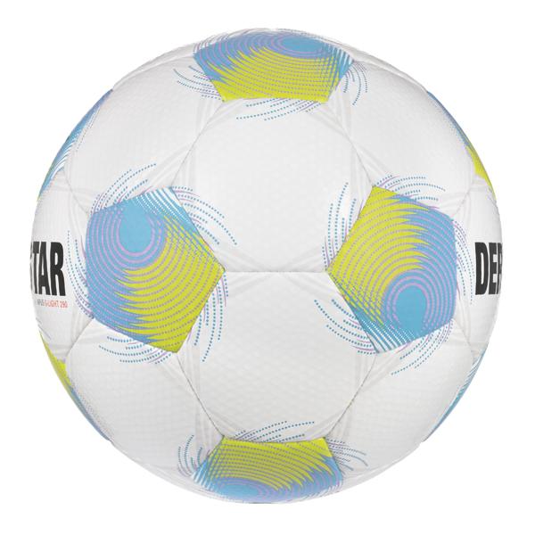 Seitliche Ansicht weißer Fußball mit bunten grafischen Mustern in Grün, Lila und Blau