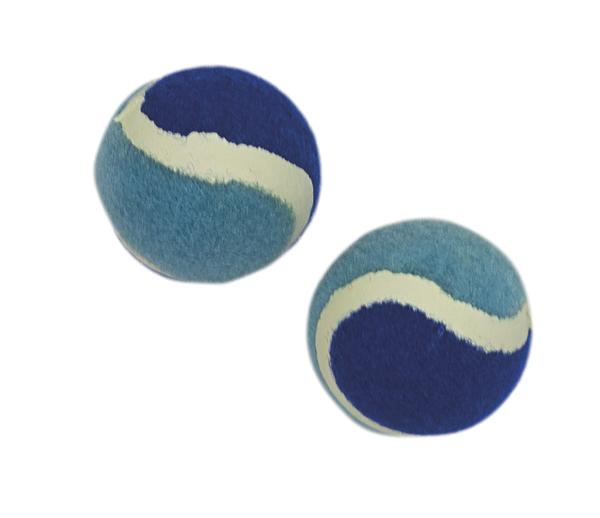 Zwei blaue Tennisbälle mit weißem Streifen auf weißem Hintergrund.