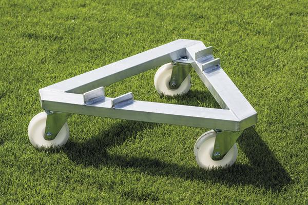Dreieckiger Metallwagen mit weißen Rollen auf grünem Rasen für Transportzwecke.