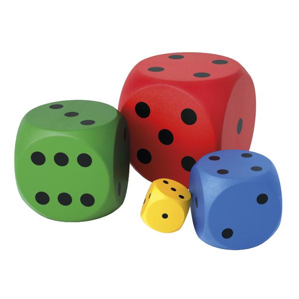 Vier bunte Schaumstoffwürfel in Rot, Blau und Grün mit schwarzen Punkten vor weißem Hintergrund.