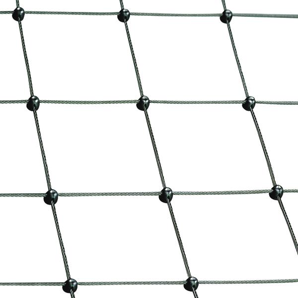 Robustes Sicherheitsnetz aus Stahlseilen mit Knotenpunkten, isoliert auf weißem Hintergrund.