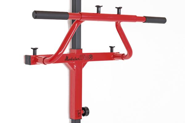 Rotes Fitnessgerät mit Griffen für Klimmzüge und Oberkörpertraining vor weißem Hintergrund.