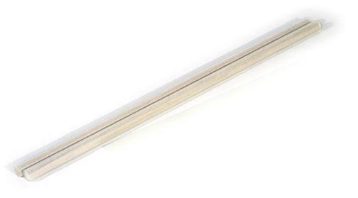 Holzlineal mit Zentimeter- und Millimeter-Einteilung auf weißem Hintergrund, flach liegend.