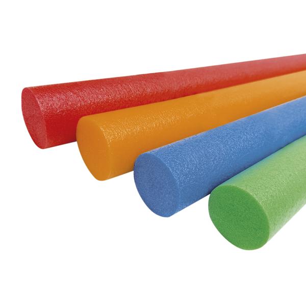 Nahaufnahme von bunter Schwimmnudeln in Rot, Orange, Blau und Grün.