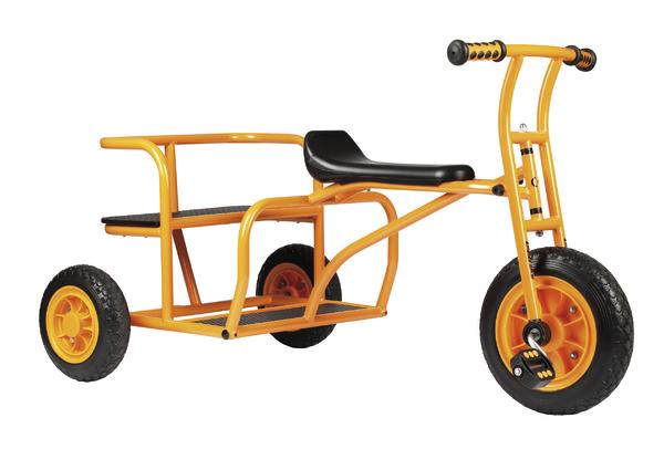 Kinder-Dreirad mit orangem Metallrahmen und schwarzem Sitz, geeignet für Transport.