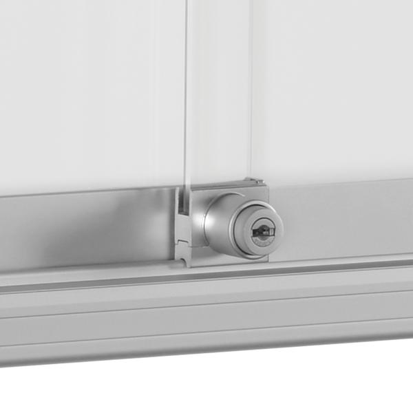 Schloss an einer Glastür mit Aluminiumrahmen, Sicherheitsverschluss für Schränke.