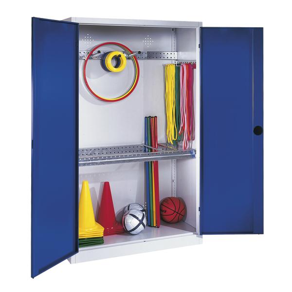 Sportgeräte-Schrank mit Hula-Hoop-Reifen, Springseilen, Kegeln und Bällen, blau.