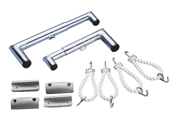 Montagezubehör für Markisen mit Metallarmen, Haken und Befestigungsteilen in Silber.