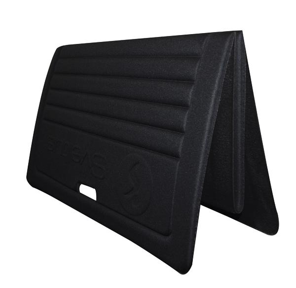 Schwarze faltbare Yogamatte mit Rillen für besseren Halt und Komfort.