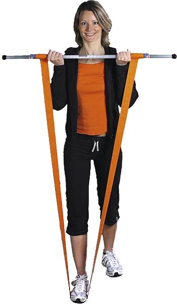 Frau trainiert mit Widerstandsband und Stab für Kraft und Fitness zu Hause.