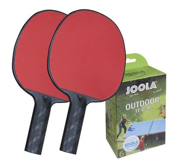 Zwei rote Tischtennisschläger und eine Packung JOOLA Outdoor Tischtennisbälle.
