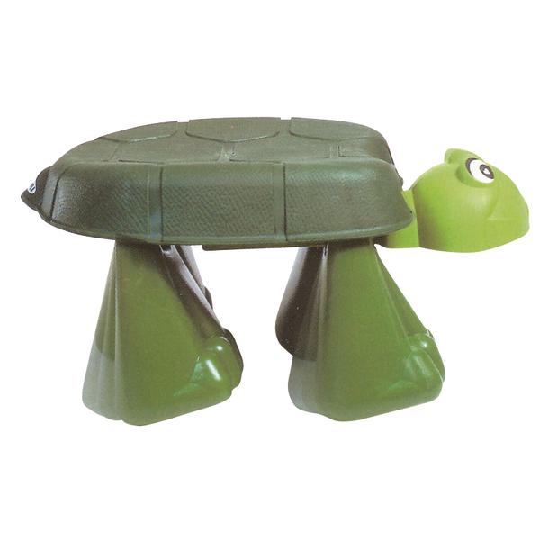 Grünes Spielzeug in Form einer Schildkröte mit beweglichen Beinen auf weißem Hintergrund.