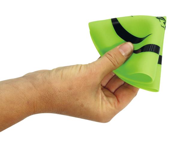 Hand hält zusammengefaltetes grünes Silikon-Schwimmtrainingstool mit schwarzem Streifen.