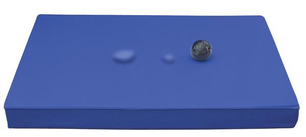 Blaue Kugelstoßmatte mit einer Stoßkugel, die eine Delle hinterlässt.