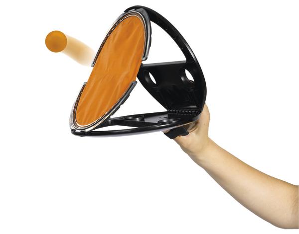 Hand hält schwarzen Paddle-Schläger mit orangefarbener Schlagfläche und Ball vor weißem Hintergrund.