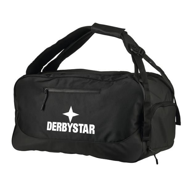 Schwarze DERBYSTAR Sporttasche mit weißem Logo, zwei Tragegriffen, Schultergurt sowie mehreren Reißverschlussfächern an Vorderseite und Seite, freigestellt auf weißem Hintergrund.