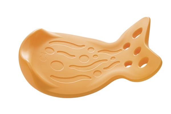 Orangene Kunststoff-Wasserspielzeug in Form eines Wals mit Löchern und Mustern.