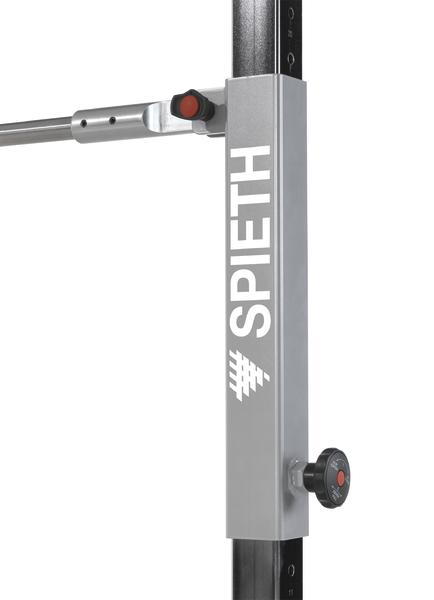Spieth Turngerät-Halterung aus Metall mit Einstellknöpfen und Logo auf weißem Hintergrund.
