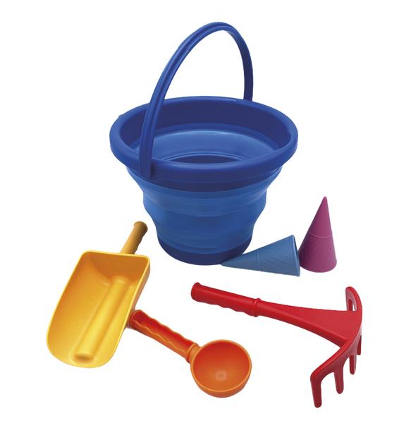 Kinderspielzeug-Set mit blauem Eimer, Schaufel, Rechen und Sandformen für Strand und Garten.