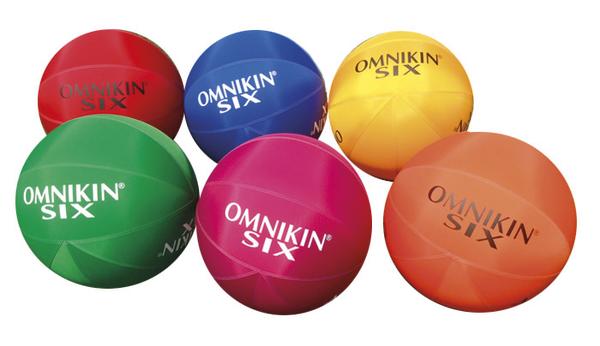 Sechs bunte Omnikin Six Bälle in Rot, Blau, Gelb, Grün, Pink und Orange, Sportspielzeug.