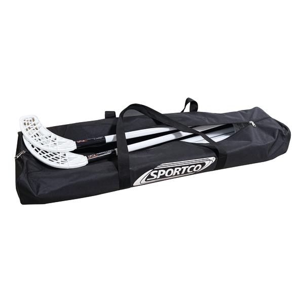 Schwarze SPORTCO Tragetasche mit Floorballschlägern und weißen Schlägerblättern
