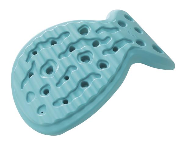 Türkisfarbene Fischform Balancebrett mit Löchern, modernes Design aus Kunststoff, isolierende Unterlage.