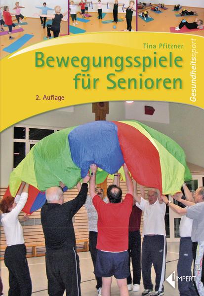Senioren spielen mit buntem Schwungtuch in Turnhalle bei Bewegungsspielen.